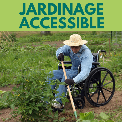 Une personne en fauteuil roulant travaille dans un jardin, portant un chapeau de paille, une salopette en jean et des gants. Elle utilise un outil à long manche pour entretenir les plantes. Le texte "JARDINAGE ACCESSIBLE" est écrit en grandes lettres vertes en haut de l'image.